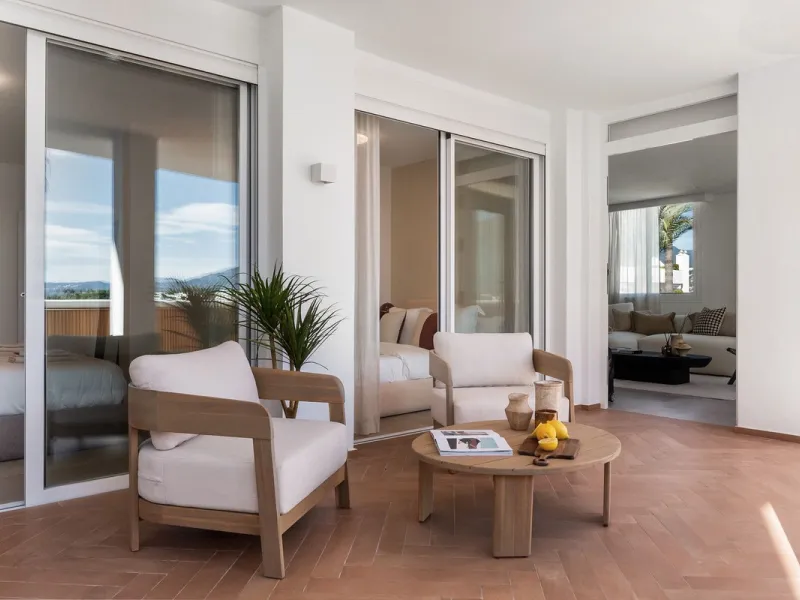 Discover this stunning fully renovated apartment in the heart of Nueva Andalucía, one of the most sought-after and fast-growing areas on the Costa del Sol.