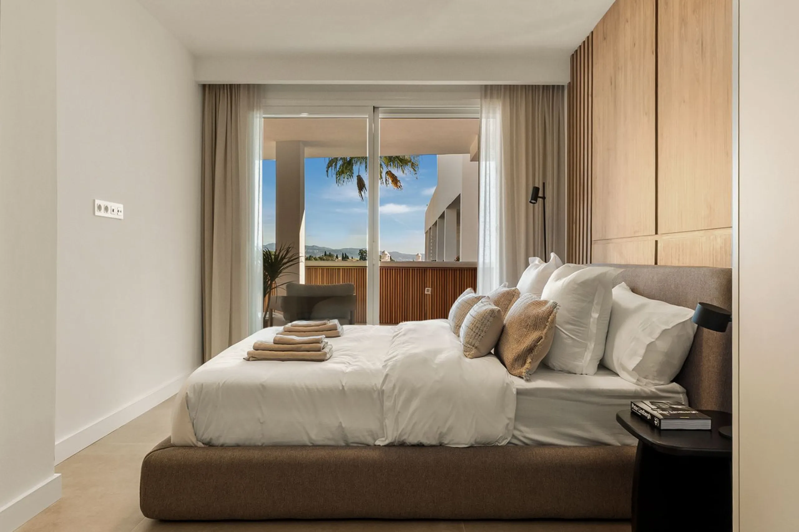 Discover this stunning fully renovated apartment in the heart of Nueva Andalucía, one of the most sought-after and fast-growing areas on the Costa del Sol.