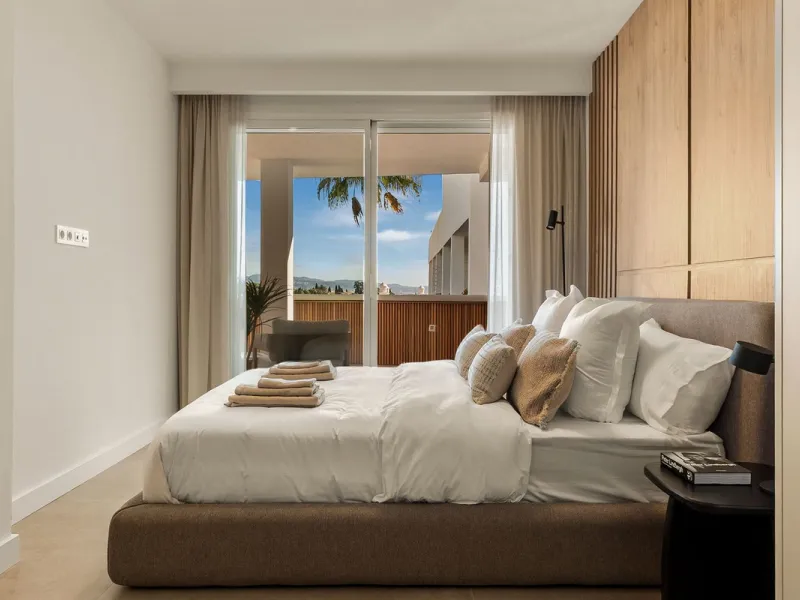 Discover this stunning fully renovated apartment in the heart of Nueva Andalucía, one of the most sought-after and fast-growing areas on the Costa del Sol.