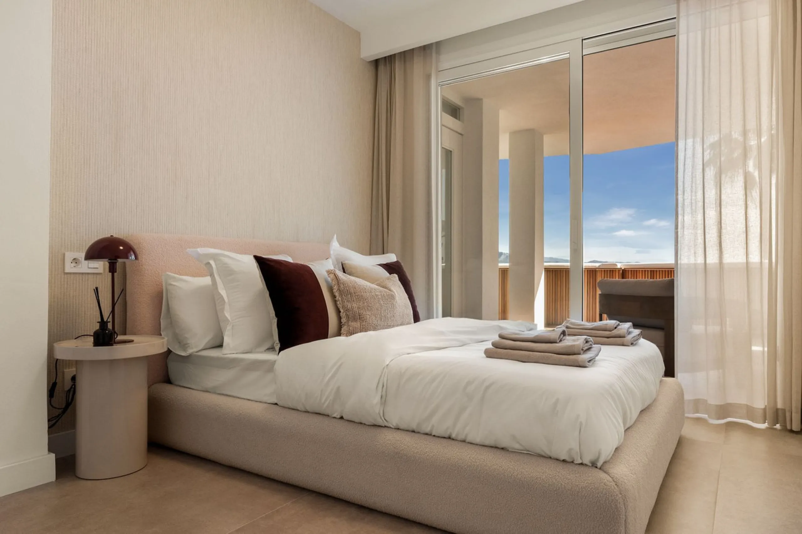 Discover this stunning fully renovated apartment in the heart of Nueva Andalucía, one of the most sought-after and fast-growing areas on the Costa del Sol.