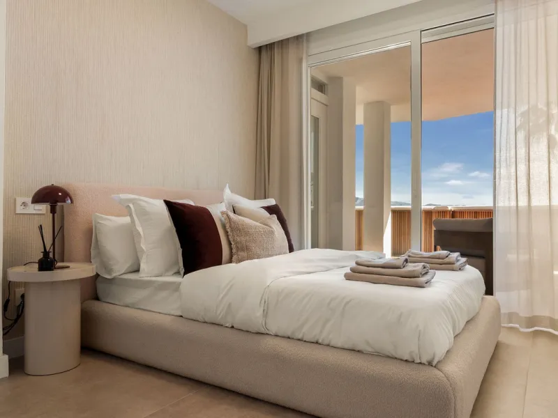 Discover this stunning fully renovated apartment in the heart of Nueva Andalucía, one of the most sought-after and fast-growing areas on the Costa del Sol.