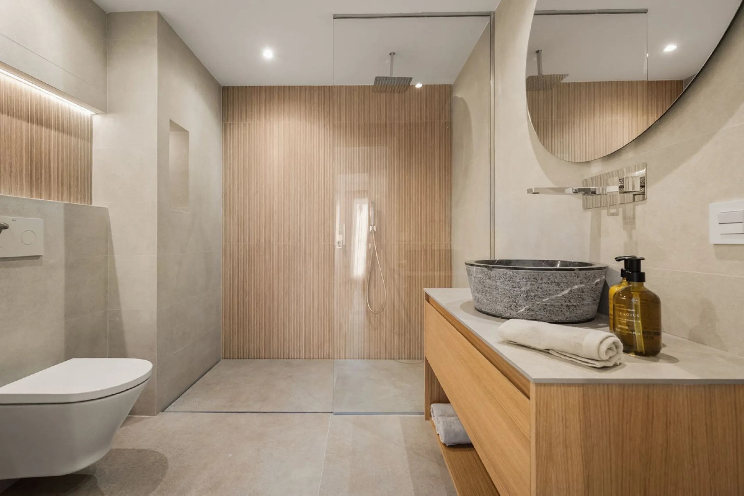 Discover this stunning fully renovated apartment in the heart of Nueva Andalucía, one of the most sought-after and fast-growing areas on the Costa del Sol.