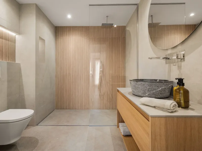 Discover this stunning fully renovated apartment in the heart of Nueva Andalucía, one of the most sought-after and fast-growing areas on the Costa del Sol.