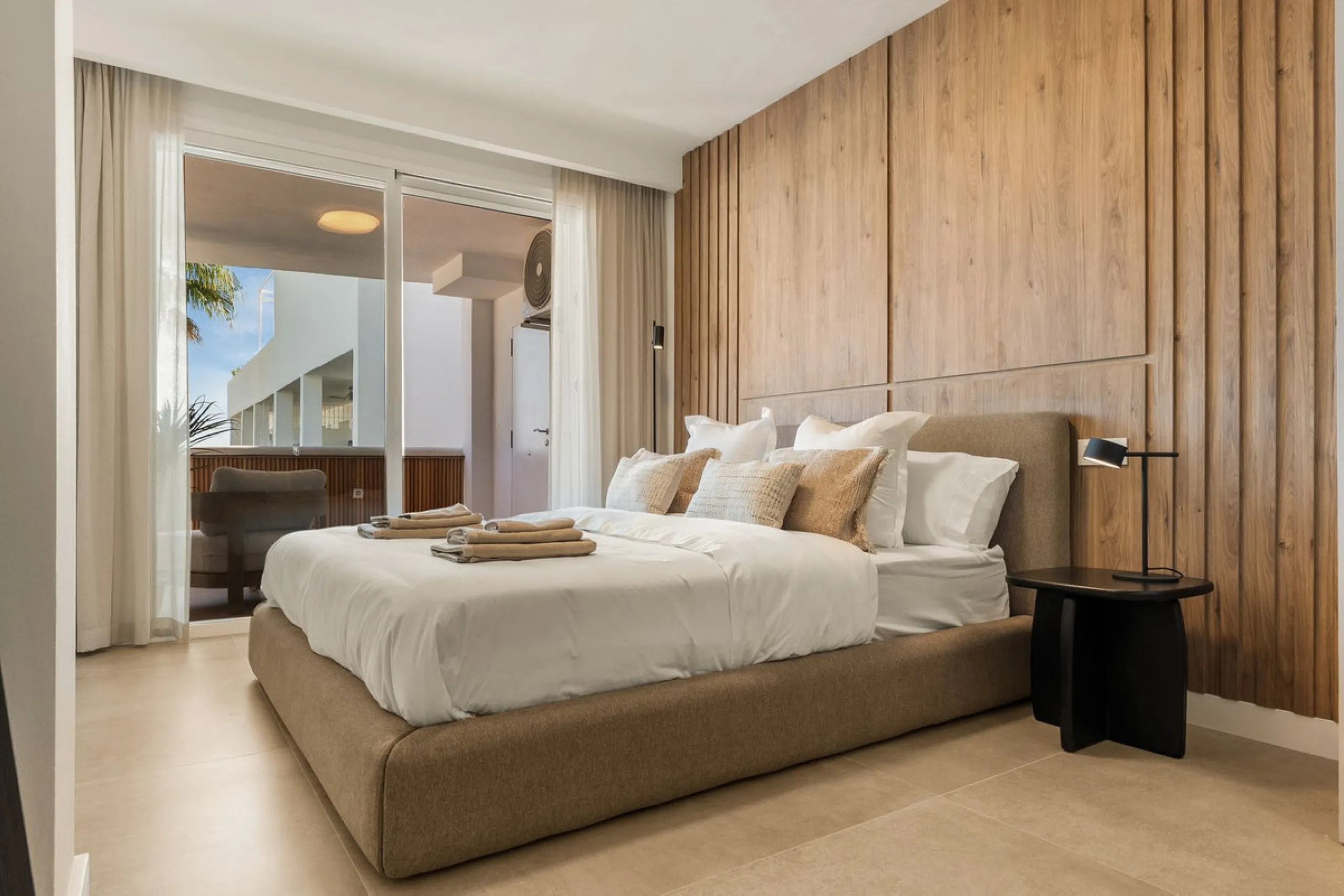 Discover this stunning fully renovated apartment in the heart of Nueva Andalucía, one of the most sought-after and fast-growing areas on the Costa del Sol.