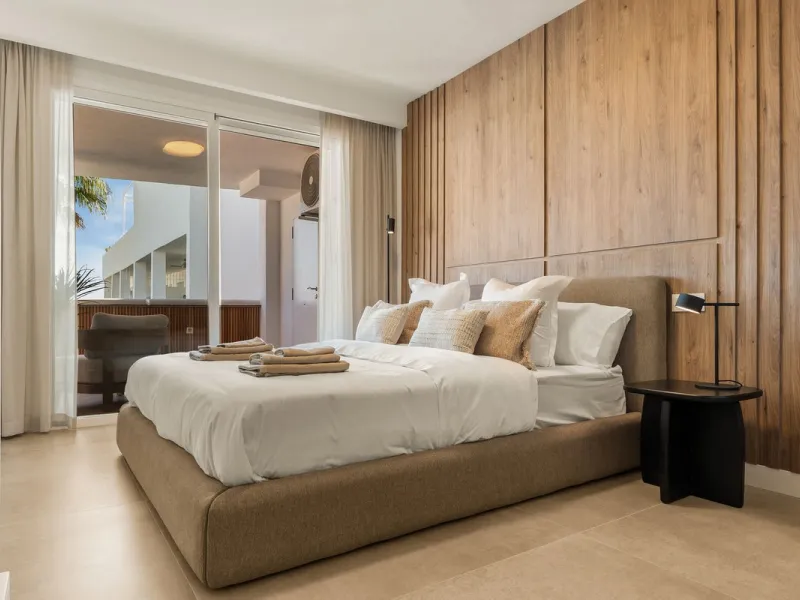 Discover this stunning fully renovated apartment in the heart of Nueva Andalucía, one of the most sought-after and fast-growing areas on the Costa del Sol.