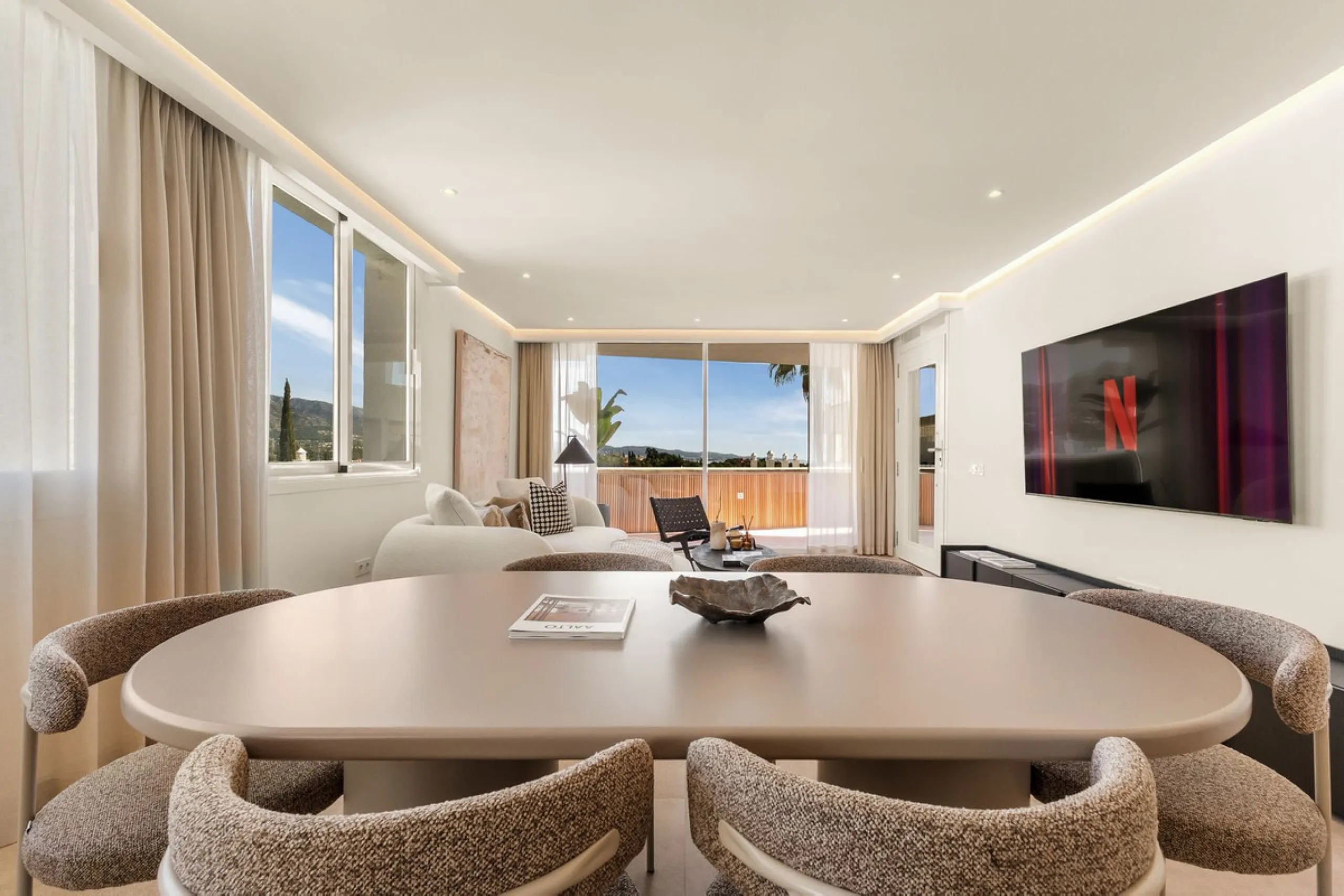 Discover this stunning fully renovated apartment in the heart of Nueva Andalucía, one of the most sought-after and fast-growing areas on the Costa del Sol.