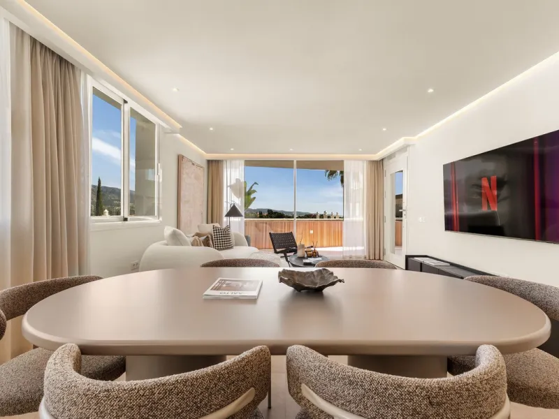 Discover this stunning fully renovated apartment in the heart of Nueva Andalucía, one of the most sought-after and fast-growing areas on the Costa del Sol.