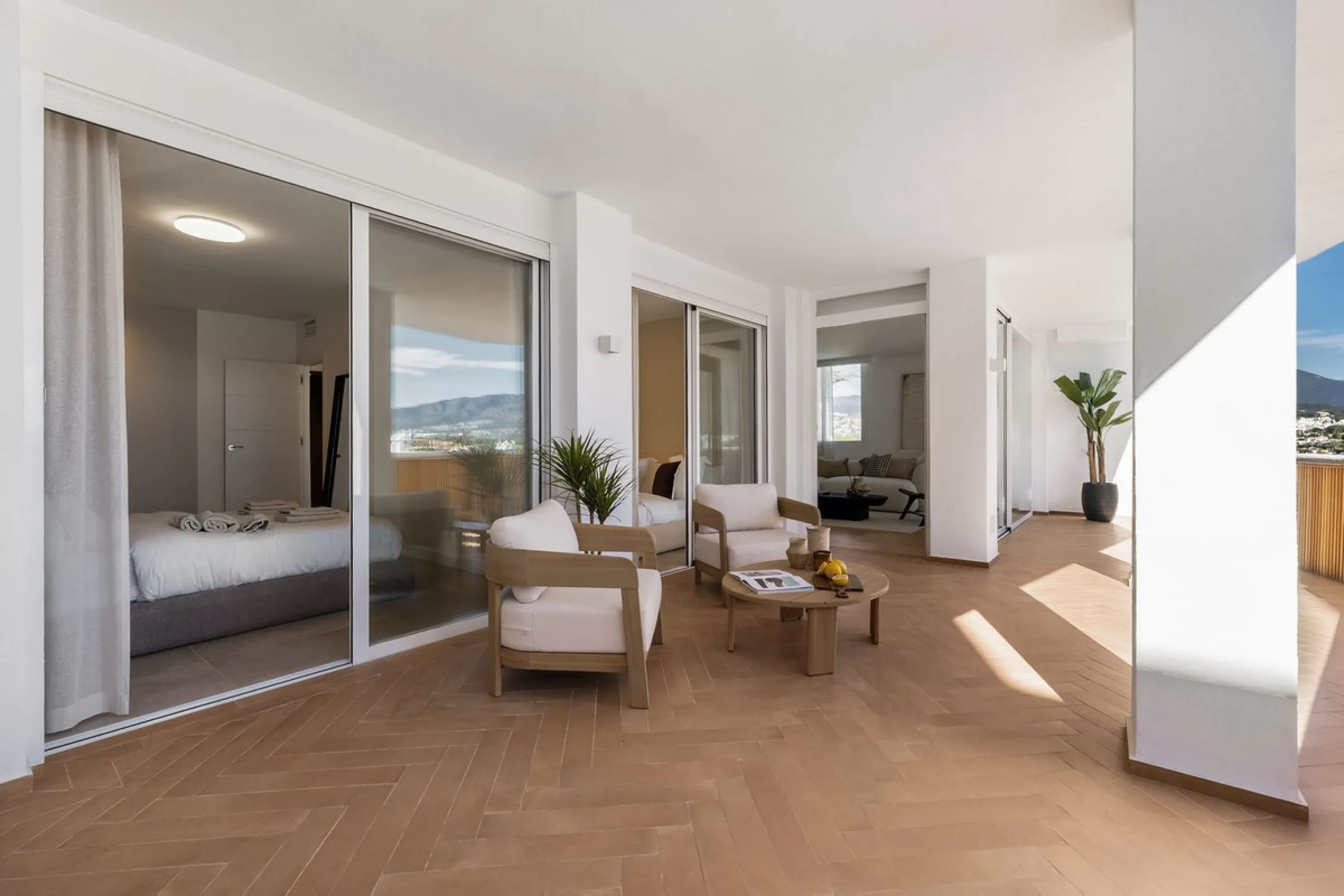Discover this stunning fully renovated apartment in the heart of Nueva Andalucía, one of the most sought-after and fast-growing areas on the Costa del Sol.