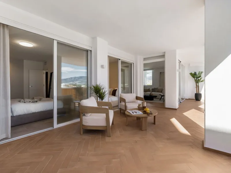 Discover this stunning fully renovated apartment in the heart of Nueva Andalucía, one of the most sought-after and fast-growing areas on the Costa del Sol.