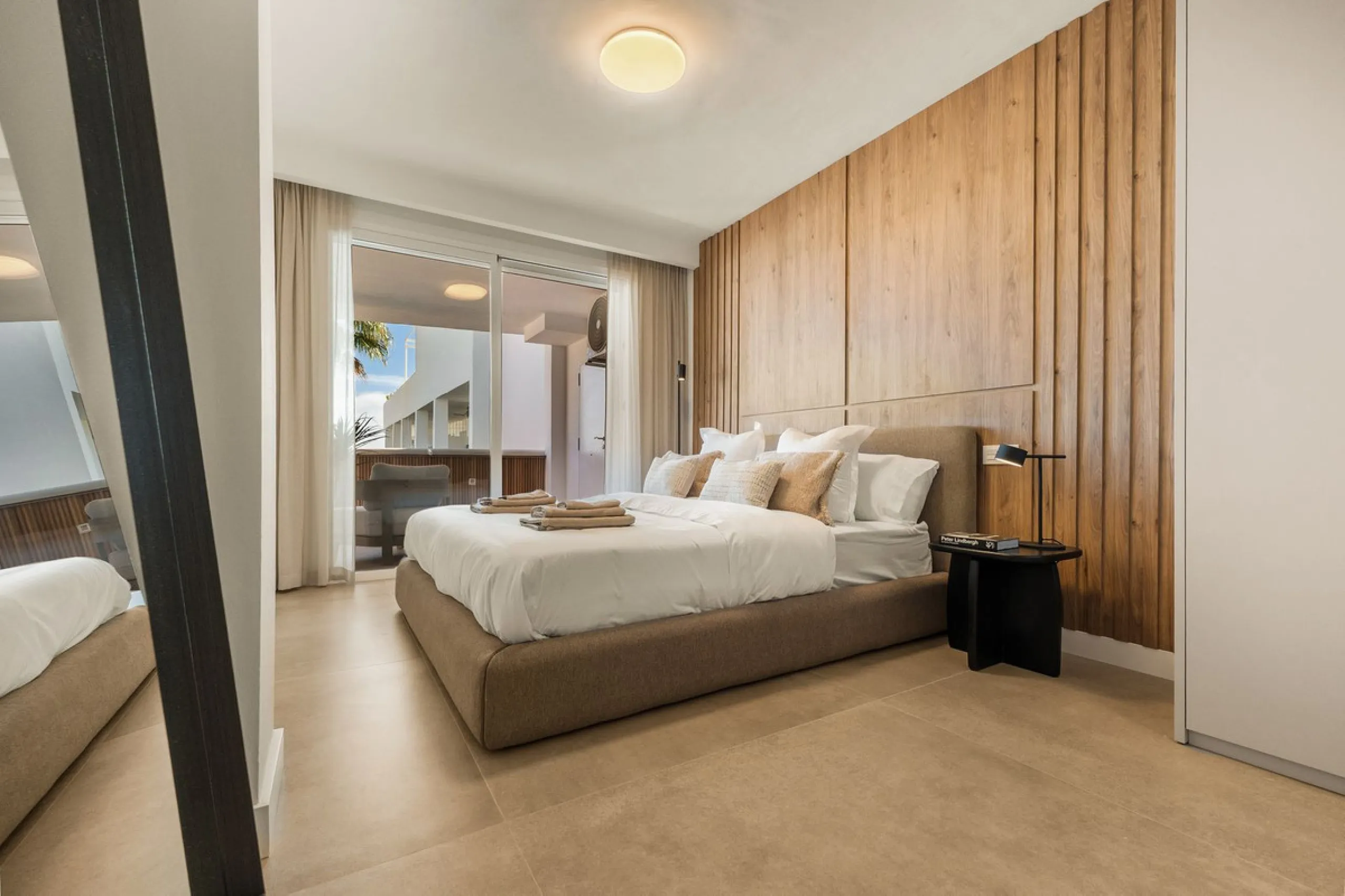 Discover this stunning fully renovated apartment in the heart of Nueva Andalucía, one of the most sought-after and fast-growing areas on the Costa del Sol.