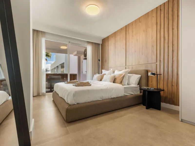Discover this stunning fully renovated apartment in the heart of Nueva Andalucía, one of the most sought-after and fast-growing areas on the Costa del Sol.