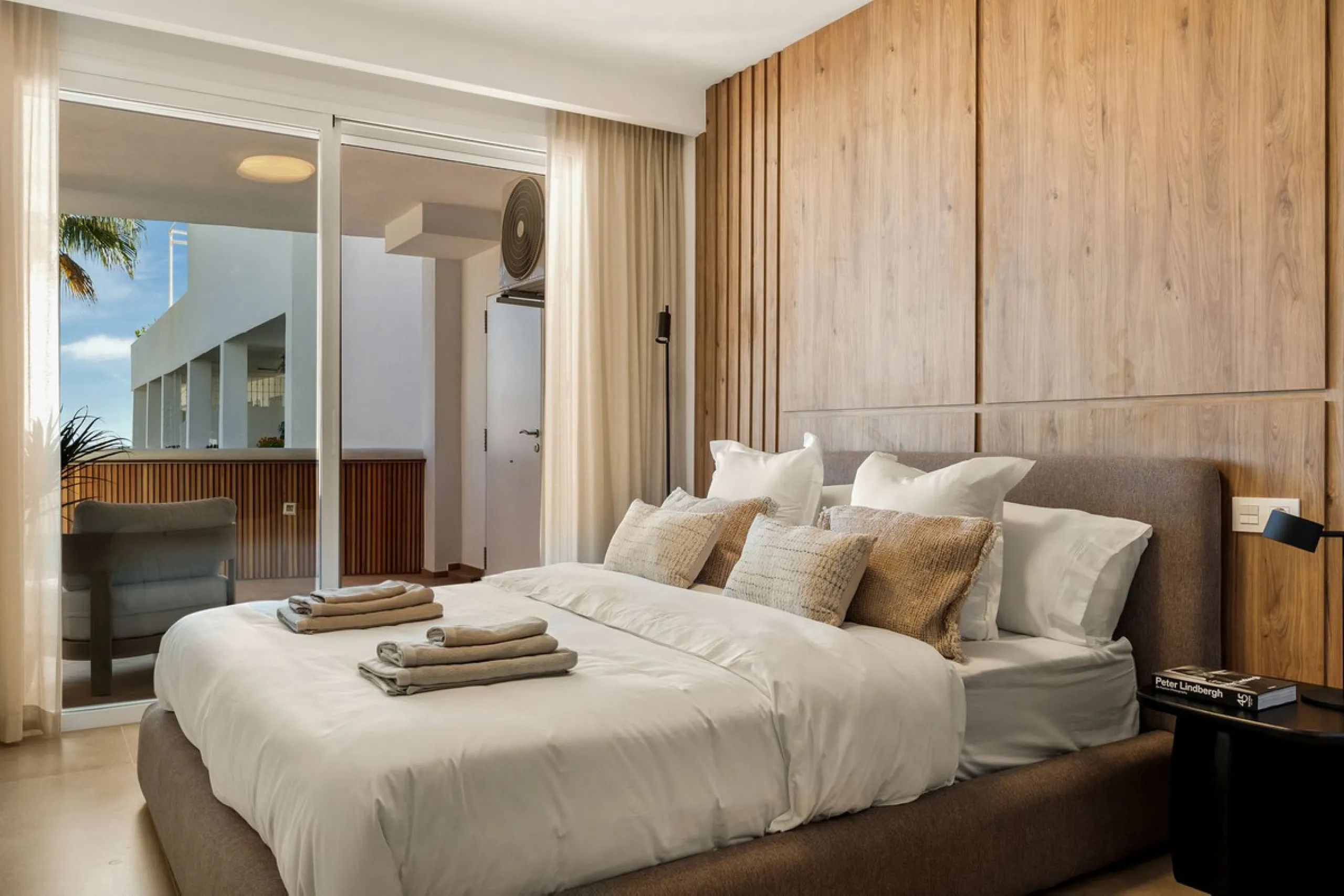 Discover this stunning fully renovated apartment in the heart of Nueva Andalucía, one of the most sought-after and fast-growing areas on the Costa del Sol.