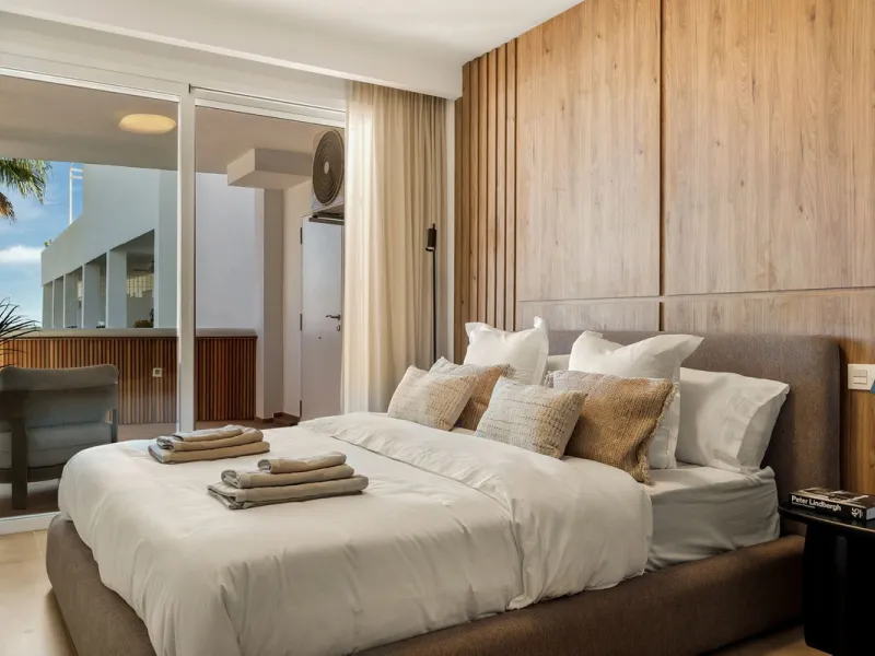 Discover this stunning fully renovated apartment in the heart of Nueva Andalucía, one of the most sought-after and fast-growing areas on the Costa del Sol.