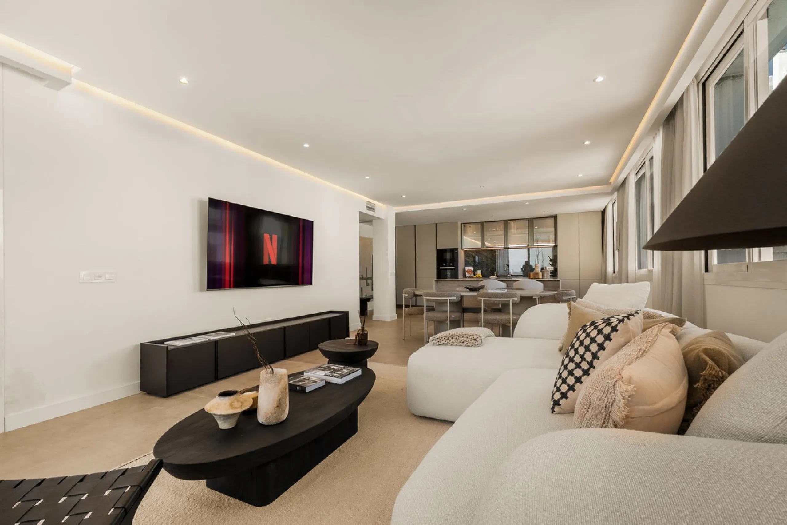 Discover this stunning fully renovated apartment in the heart of Nueva Andalucía, one of the most sought-after and fast-growing areas on the Costa del Sol.