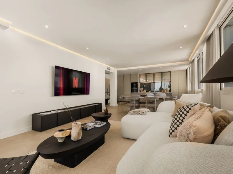 Discover this stunning fully renovated apartment in the heart of Nueva Andalucía, one of the most sought-after and fast-growing areas on the Costa del Sol.