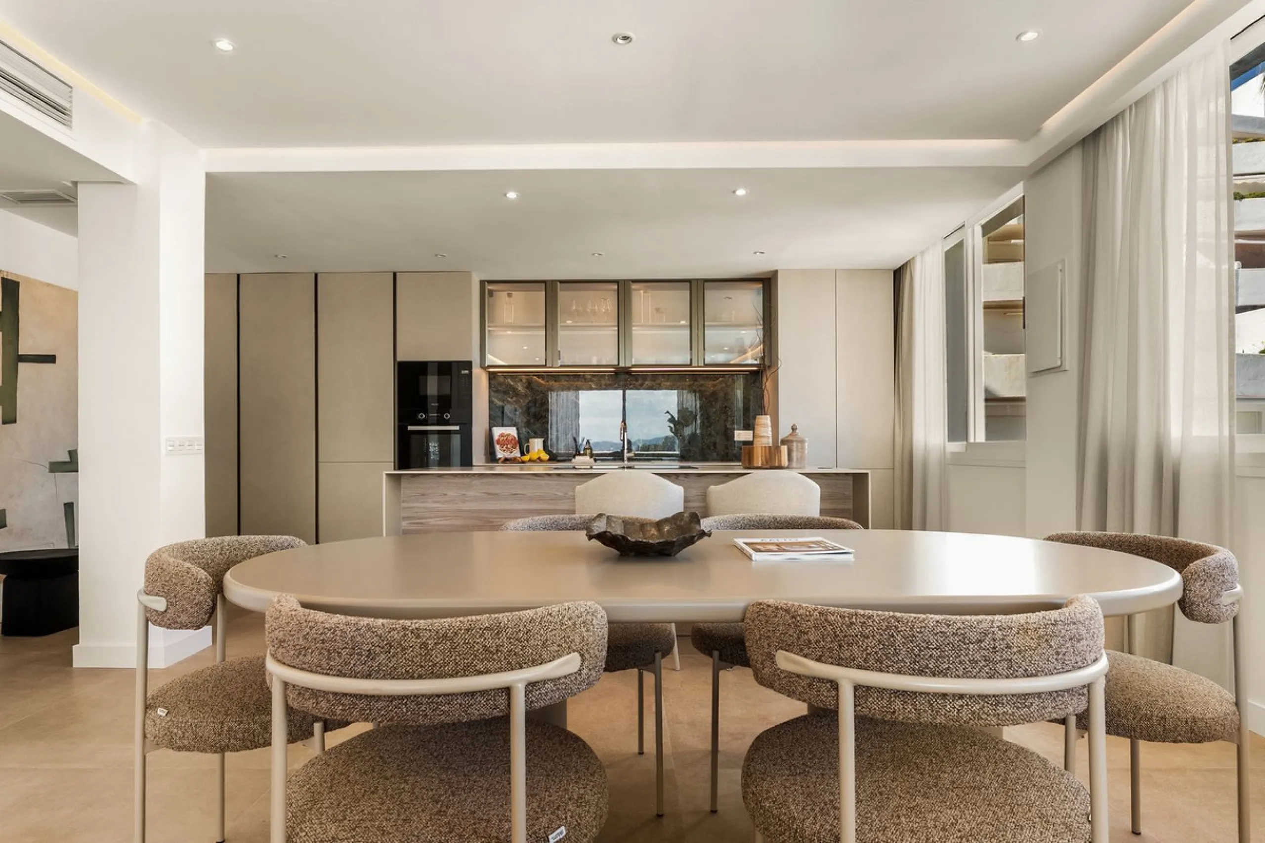 Discover this stunning fully renovated apartment in the heart of Nueva Andalucía, one of the most sought-after and fast-growing areas on the Costa del Sol.