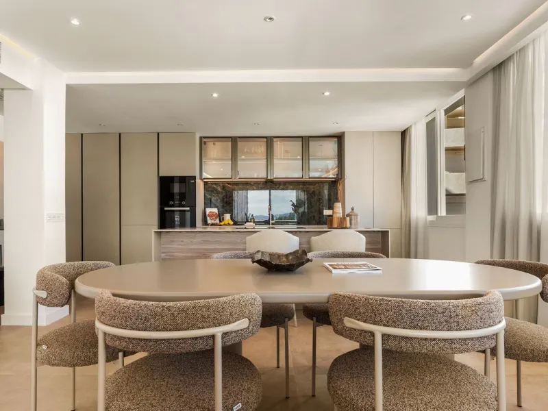 Discover this stunning fully renovated apartment in the heart of Nueva Andalucía, one of the most sought-after and fast-growing areas on the Costa del Sol.