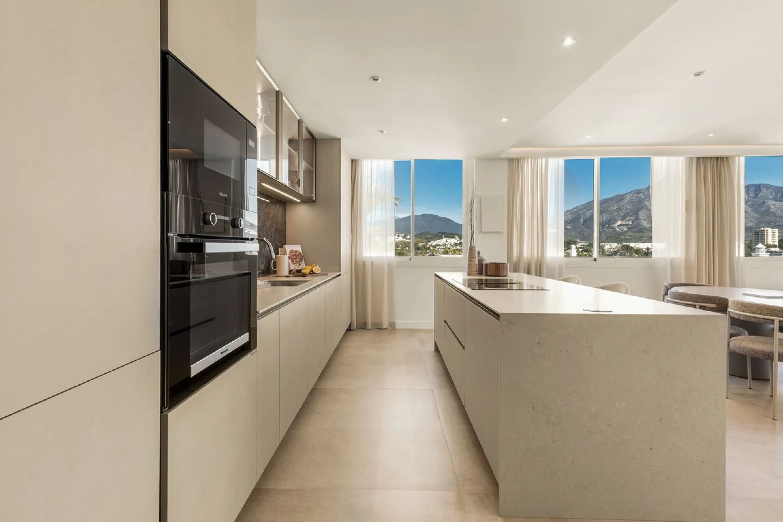 Discover this stunning fully renovated apartment in the heart of Nueva Andalucía, one of the most sought-after and fast-growing areas on the Costa del Sol.