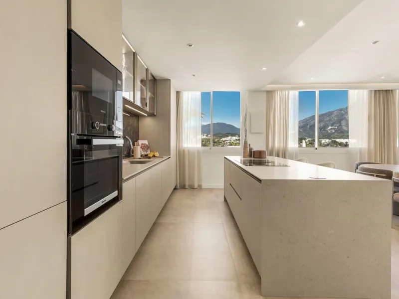 Discover this stunning fully renovated apartment in the heart of Nueva Andalucía, one of the most sought-after and fast-growing areas on the Costa del Sol.