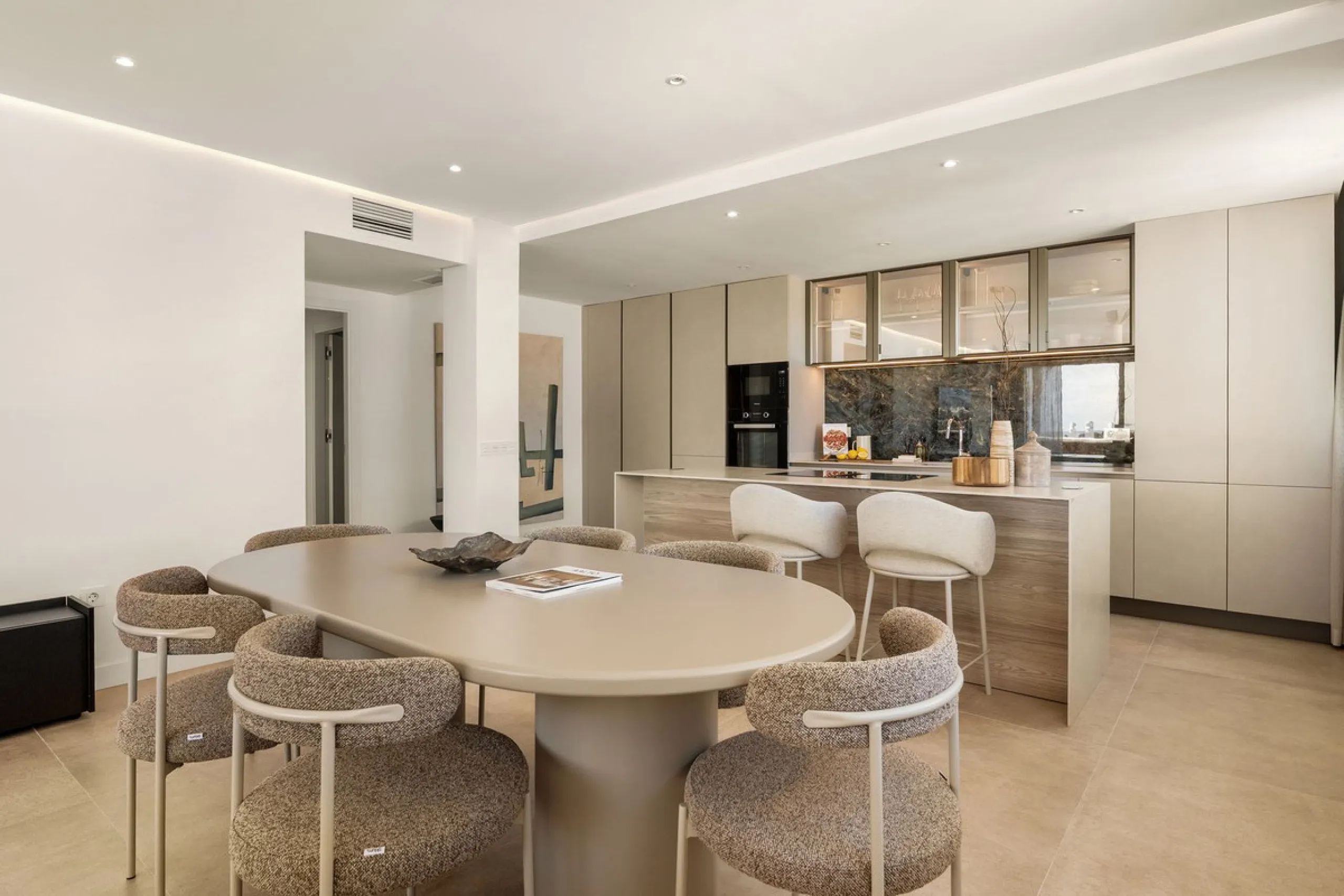 Discover this stunning fully renovated apartment in the heart of Nueva Andalucía, one of the most sought-after and fast-growing areas on the Costa del Sol.