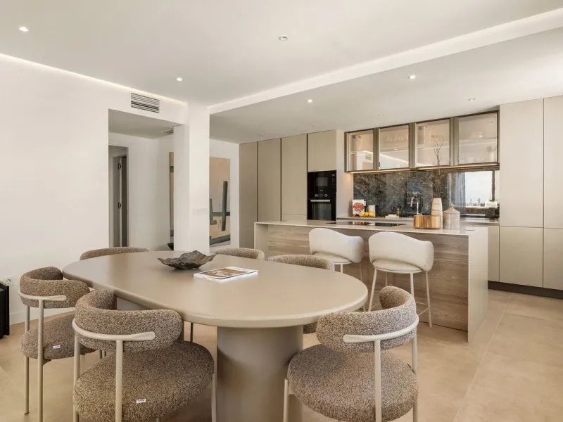 Discover this stunning fully renovated apartment in the heart of Nueva Andalucía, one of the most sought-after and fast-growing areas on the Costa del Sol.