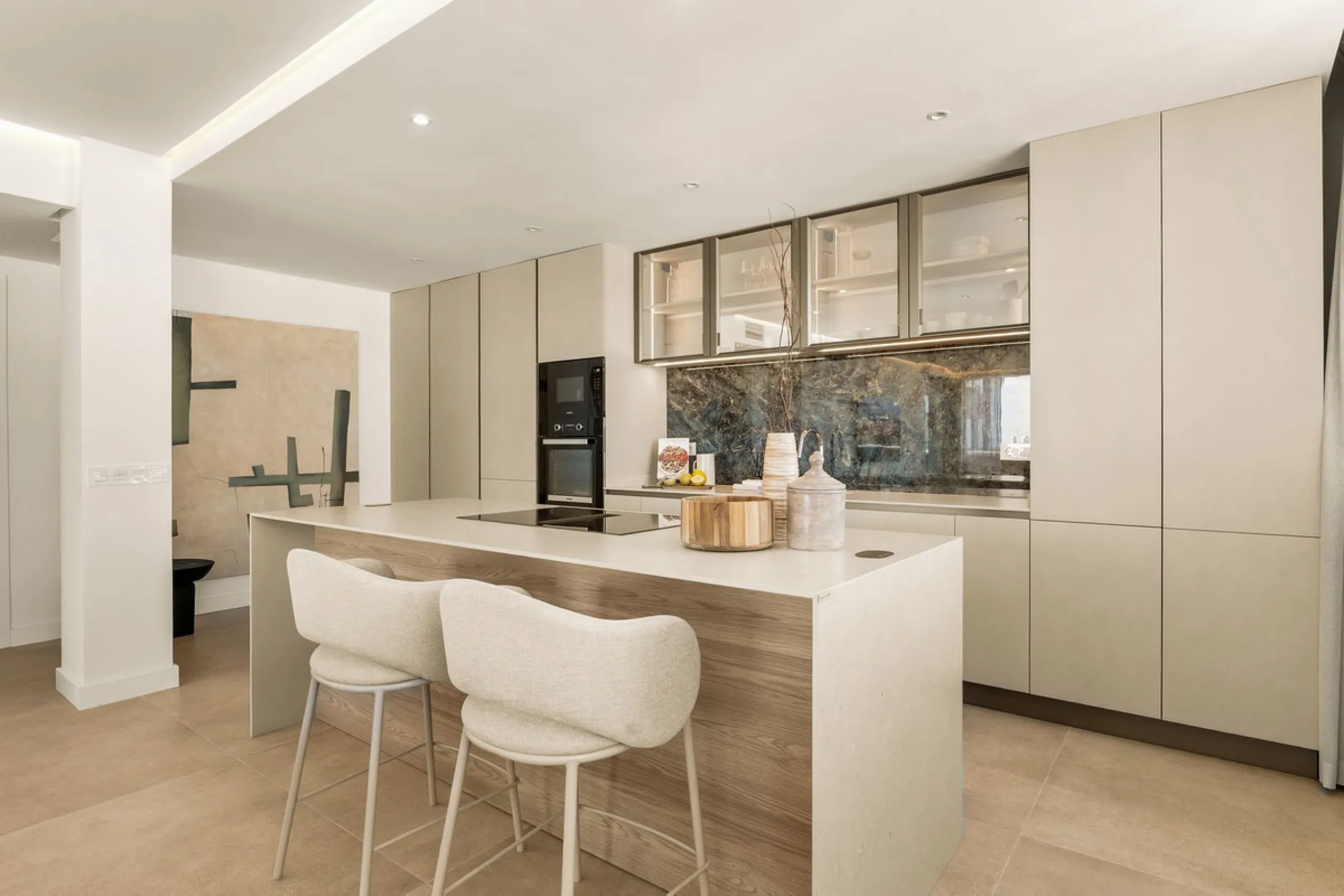 Discover this stunning fully renovated apartment in the heart of Nueva Andalucía, one of the most sought-after and fast-growing areas on the Costa del Sol.
