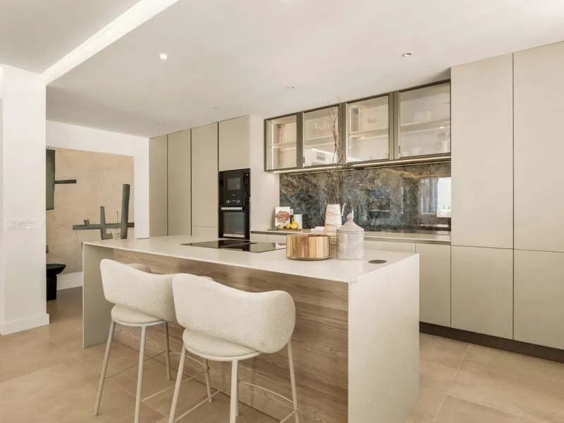 Discover this stunning fully renovated apartment in the heart of Nueva Andalucía, one of the most sought-after and fast-growing areas on the Costa del Sol.