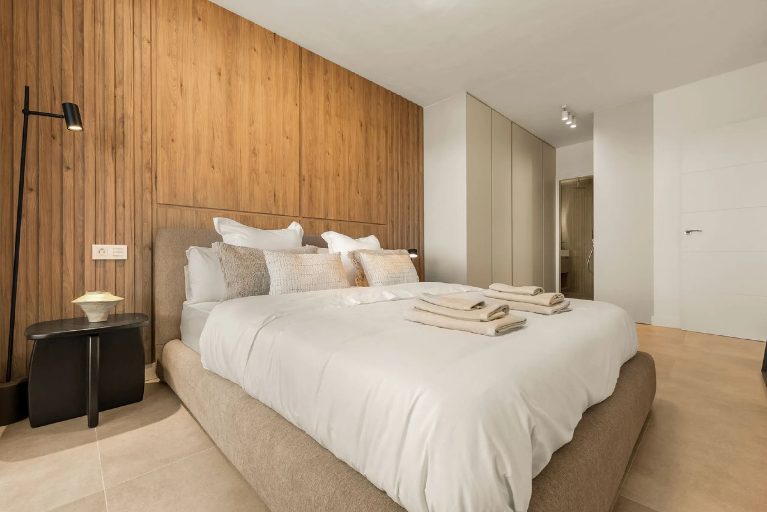 Discover this stunning fully renovated apartment in the heart of Nueva Andalucía, one of the most sought-after and fast-growing areas on the Costa del Sol.