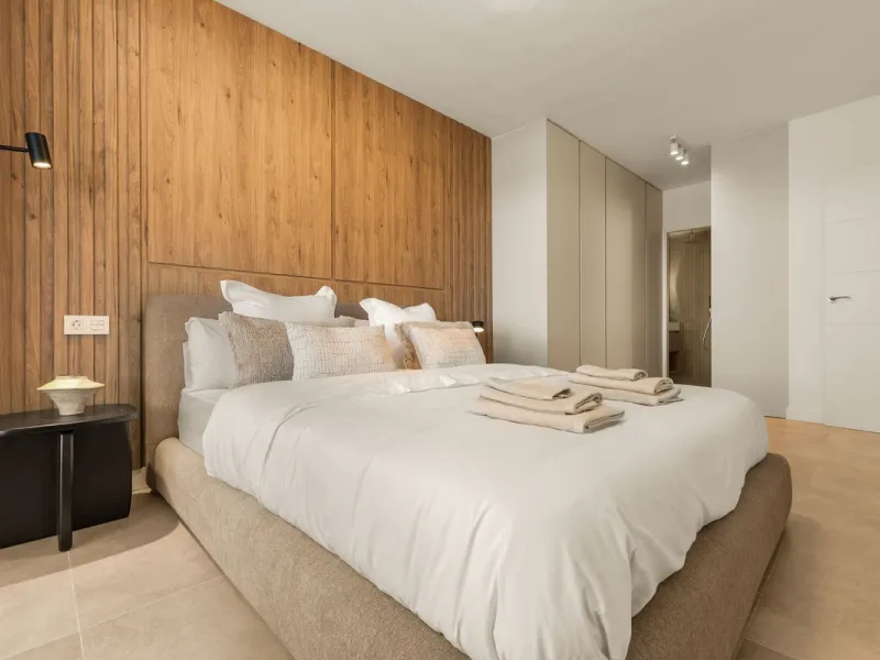Discover this stunning fully renovated apartment in the heart of Nueva Andalucía, one of the most sought-after and fast-growing areas on the Costa del Sol.