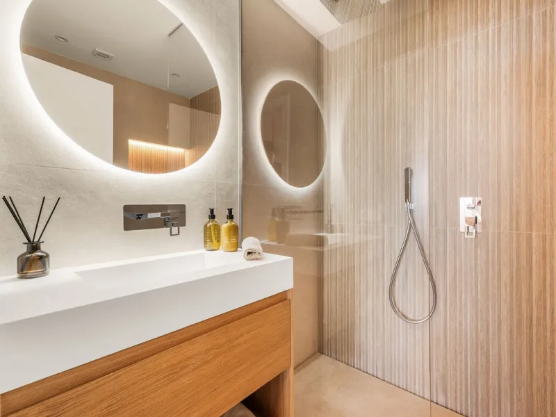 Discover this stunning fully renovated apartment in the heart of Nueva Andalucía, one of the most sought-after and fast-growing areas on the Costa del Sol.