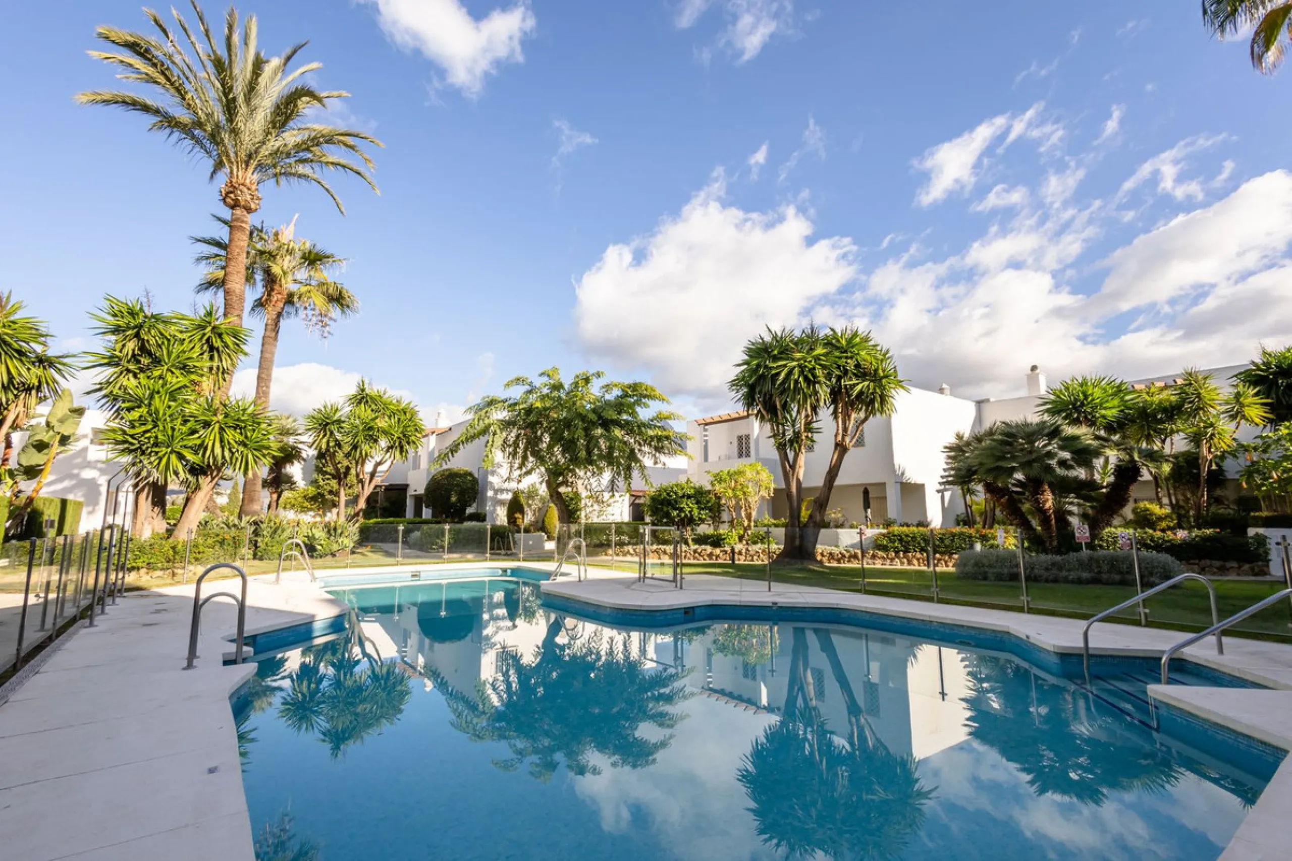 Discover this stunning fully renovated apartment in the heart of Nueva Andalucía, one of the most sought-after and fast-growing areas on the Costa del Sol.