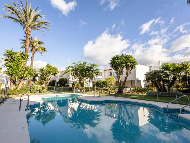 Discover this stunning fully renovated apartment in the heart of Nueva Andalucía, one of the most sought-after and fast-growing areas on the Costa del Sol.