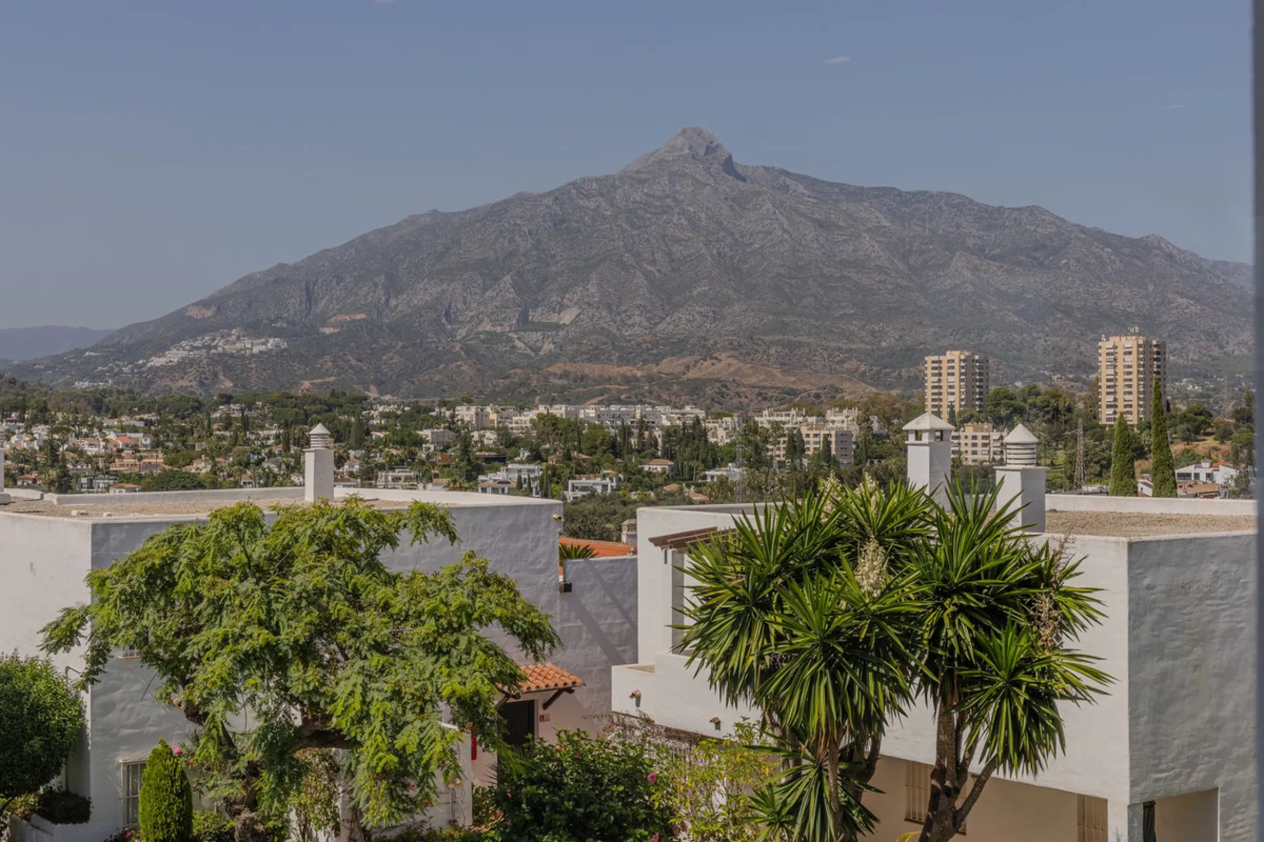 Discover this stunning fully renovated apartment in the heart of Nueva Andalucía, one of the most sought-after and fast-growing areas on the Costa del Sol.
