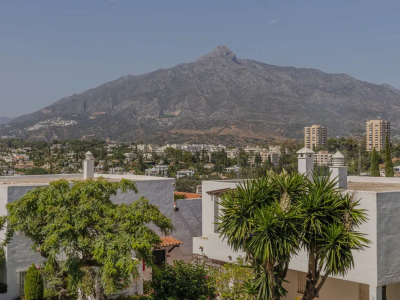 Discover this stunning fully renovated apartment in the heart of Nueva Andalucía, one of the most sought-after and fast-growing areas on the Costa del Sol.