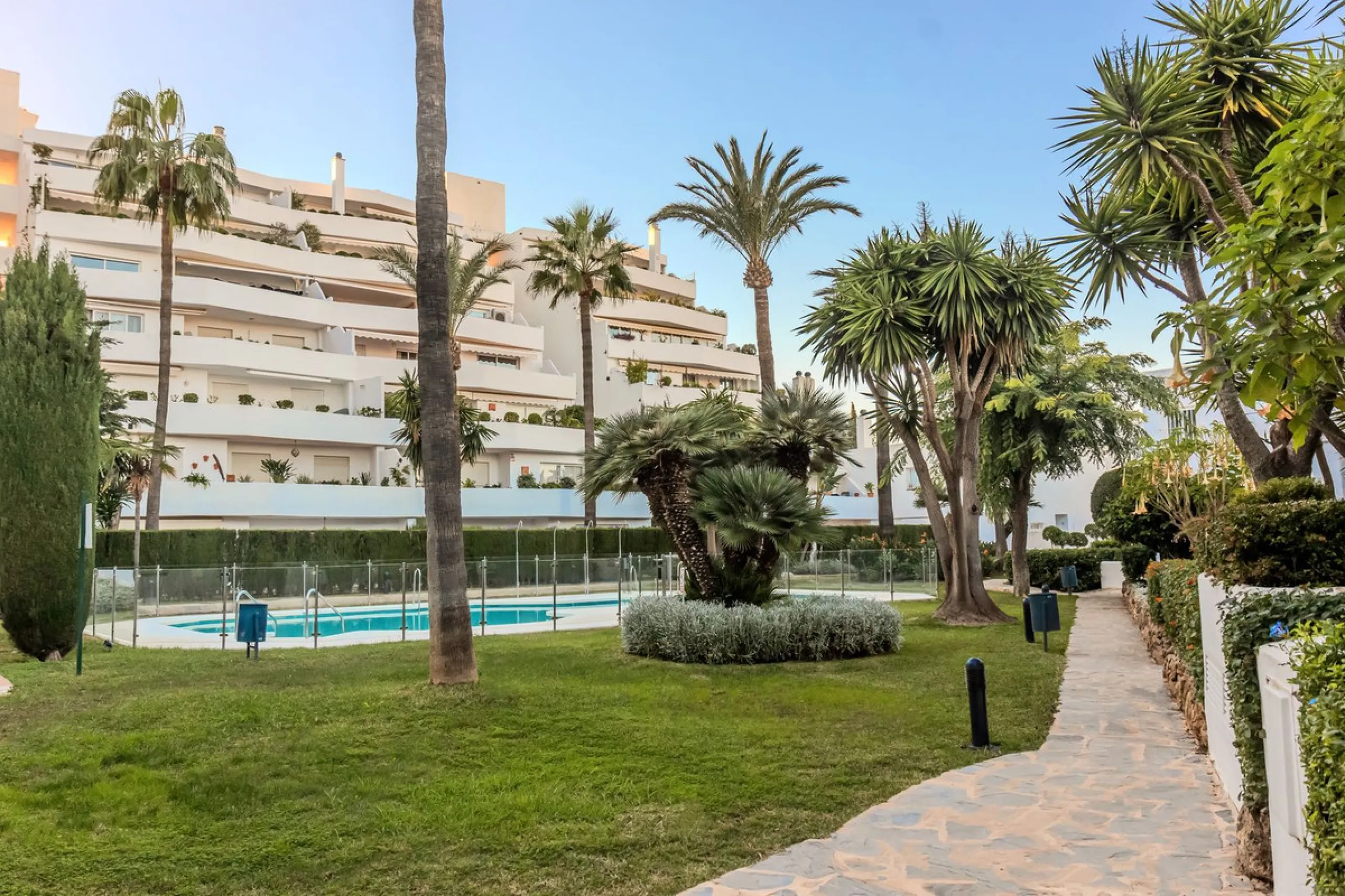 Discover this stunning fully renovated apartment in the heart of Nueva Andalucía, one of the most sought-after and fast-growing areas on the Costa del Sol.