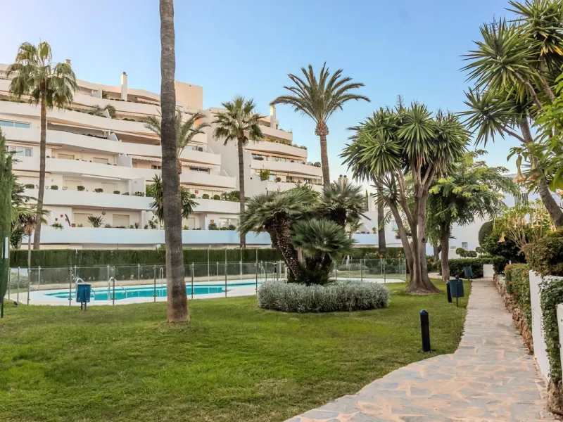Discover this stunning fully renovated apartment in the heart of Nueva Andalucía, one of the most sought-after and fast-growing areas on the Costa del Sol.