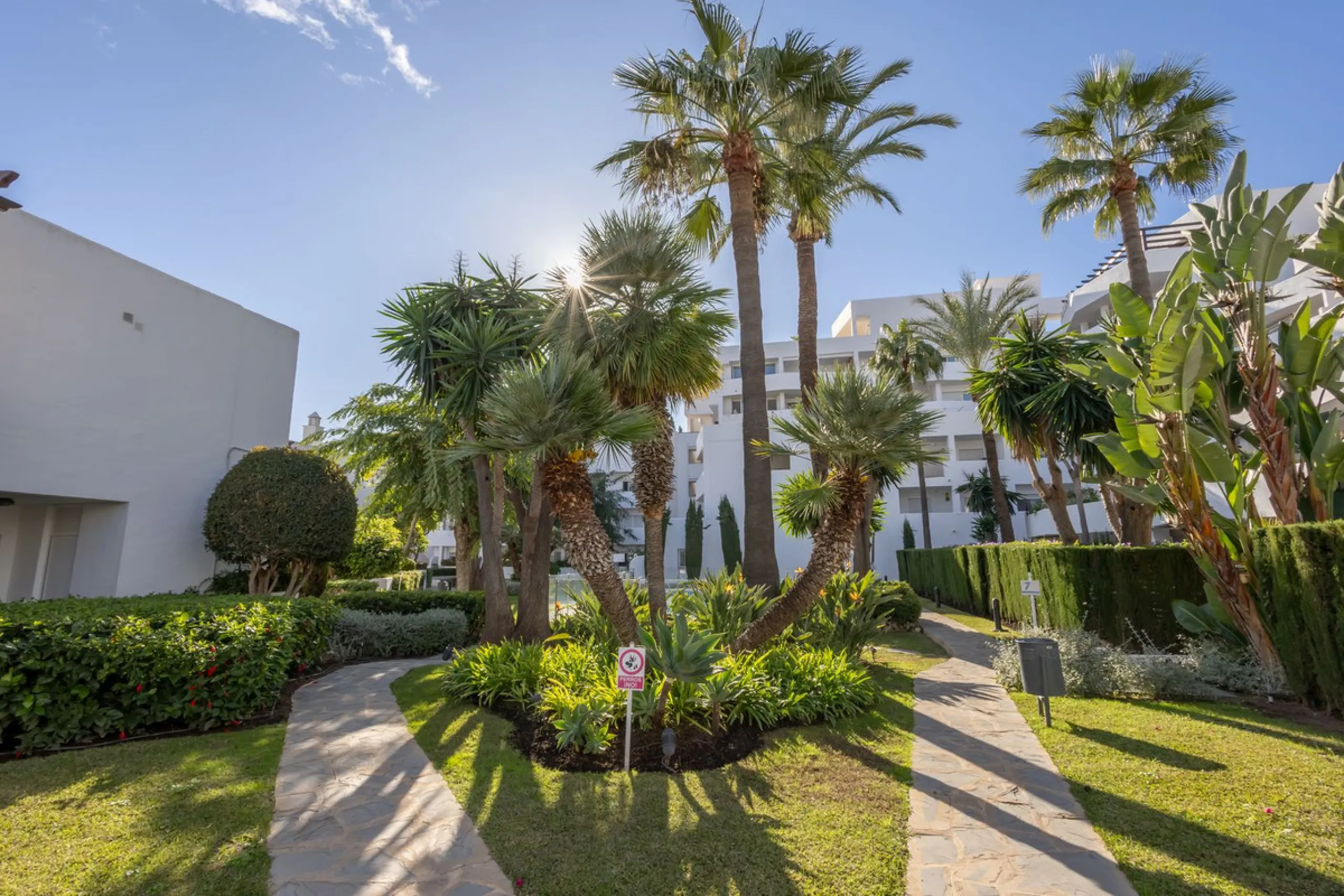 Discover this stunning fully renovated apartment in the heart of Nueva Andalucía, one of the most sought-after and fast-growing areas on the Costa del Sol.