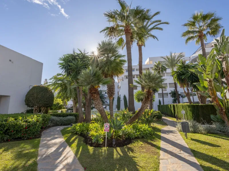 Discover this stunning fully renovated apartment in the heart of Nueva Andalucía, one of the most sought-after and fast-growing areas on the Costa del Sol.