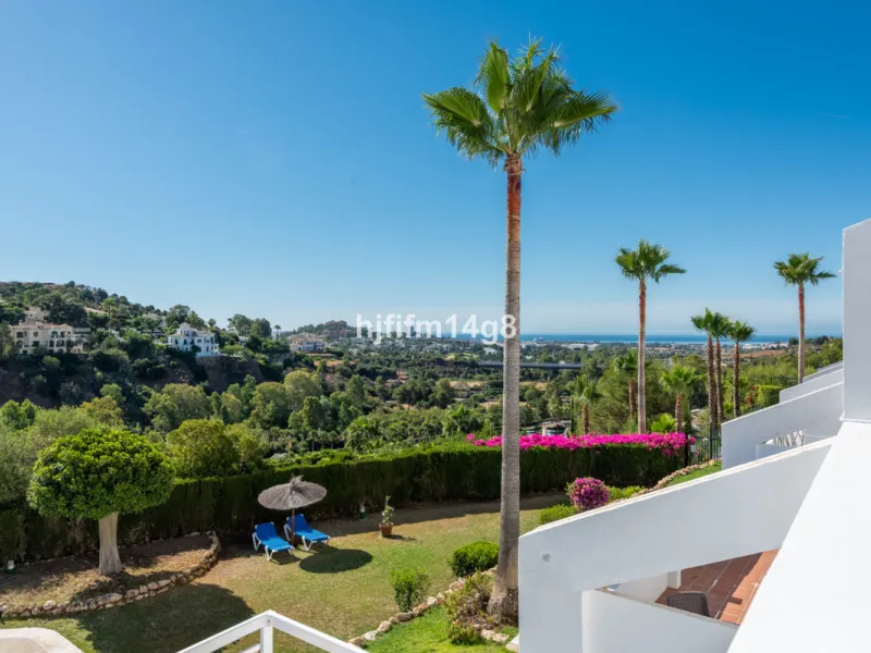 We are delighted to present you this renovated middle-floor apartment in El Mirador 2 (La Quinta, Benahavís). This is a charming and peaceful development with mature gardens and communal swimming pool. El Mirador de la Quinta has quick and easy access dow
