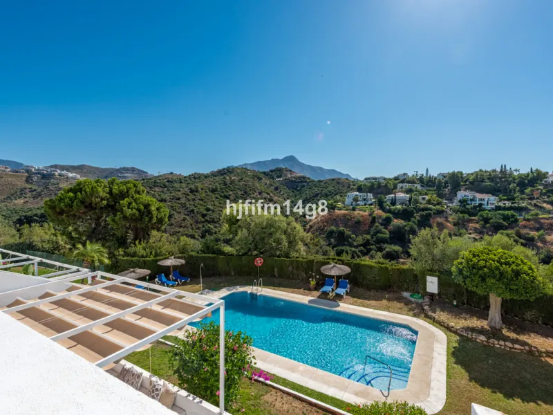 Apartment - Middle Floor Apartment в продаже в Benahavís, Málaga. В доме 3 спален и 2 ванных комнат. Площадь дома 86 м²