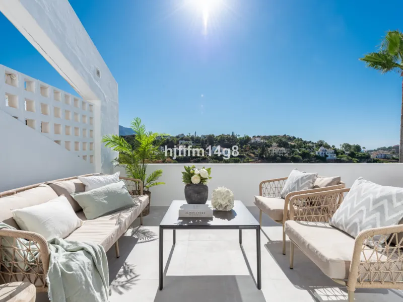 Apartment - Middle Floor Apartment в продаже в Benahavís, Málaga. В доме 3 спален и 2 ванных комнат. Площадь дома 86 м²