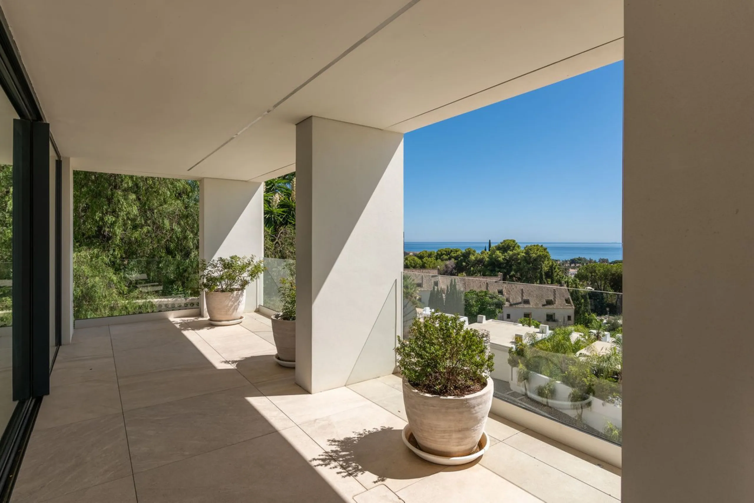 Marbella – Exceptional Contemporary Villa, Sold Furnished, in the Exclusive Rio Real Area, Next to the Golf