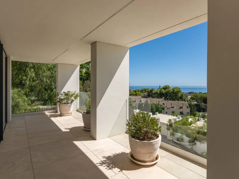 Marbella – Exceptional Contemporary Villa, Sold Furnished, in the Exclusive Rio Real Area, Next to the Golf