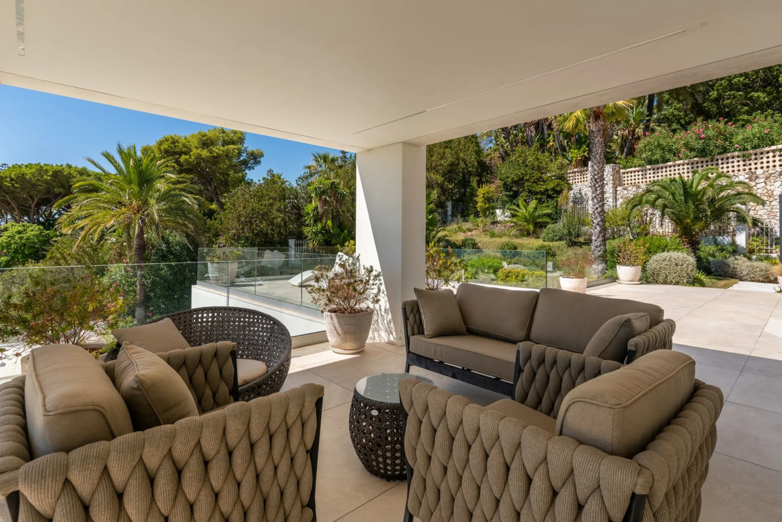 Marbella – Exceptional Contemporary Villa, Sold Furnished, in the Exclusive Rio Real Area, Next to the Golf