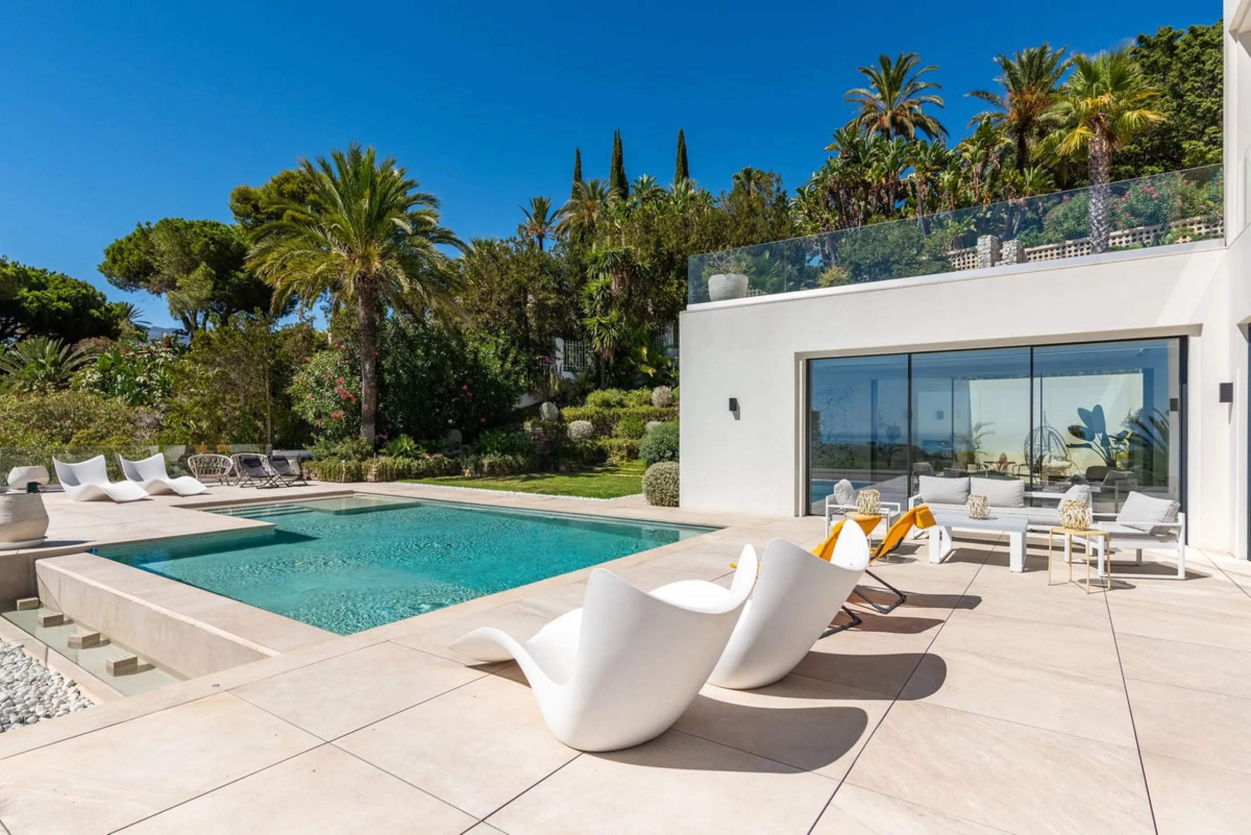 Marbella – Exceptional Contemporary Villa, Sold Furnished, in the Exclusive Rio Real Area, Next to the Golf