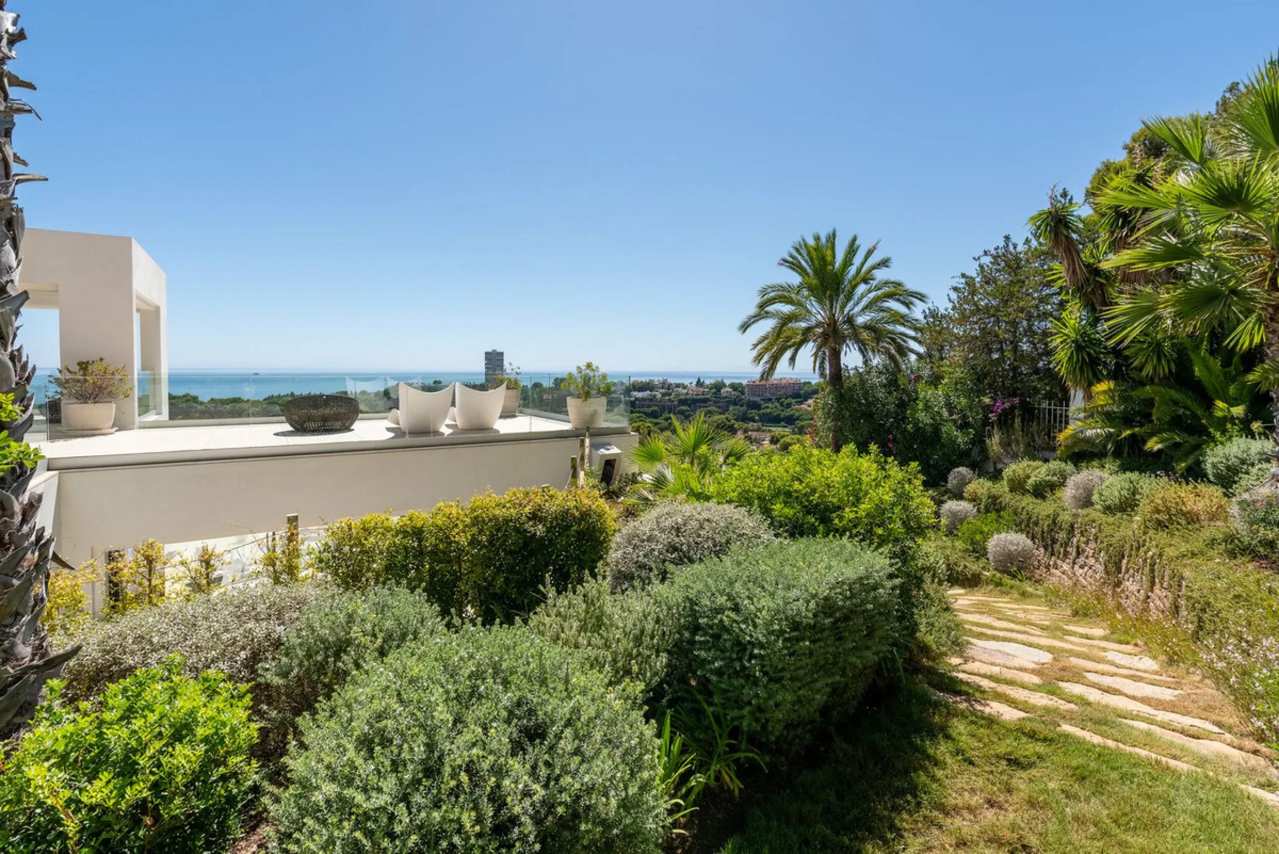 Marbella – Exceptional Contemporary Villa, Sold Furnished, in the Exclusive Rio Real Area, Next to the Golf