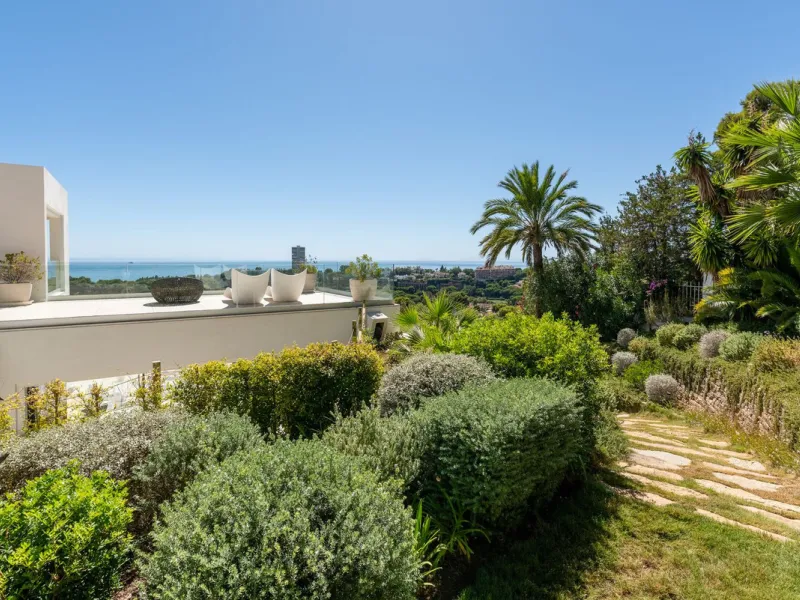 Marbella – Exceptional Contemporary Villa, Sold Furnished, in the Exclusive Rio Real Area, Next to the Golf