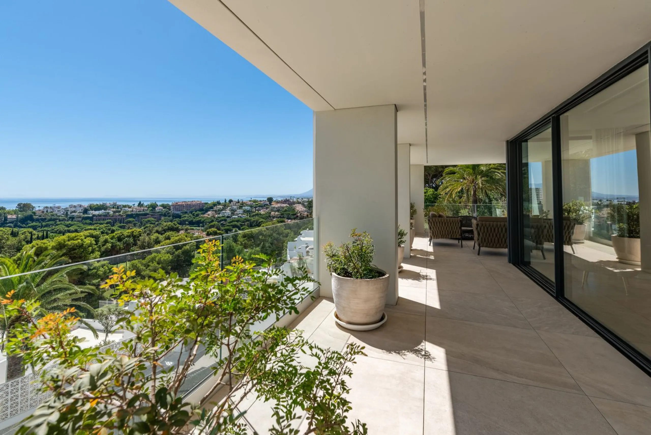 Marbella – Exceptional Contemporary Villa, Sold Furnished, in the Exclusive Rio Real Area, Next to the Golf