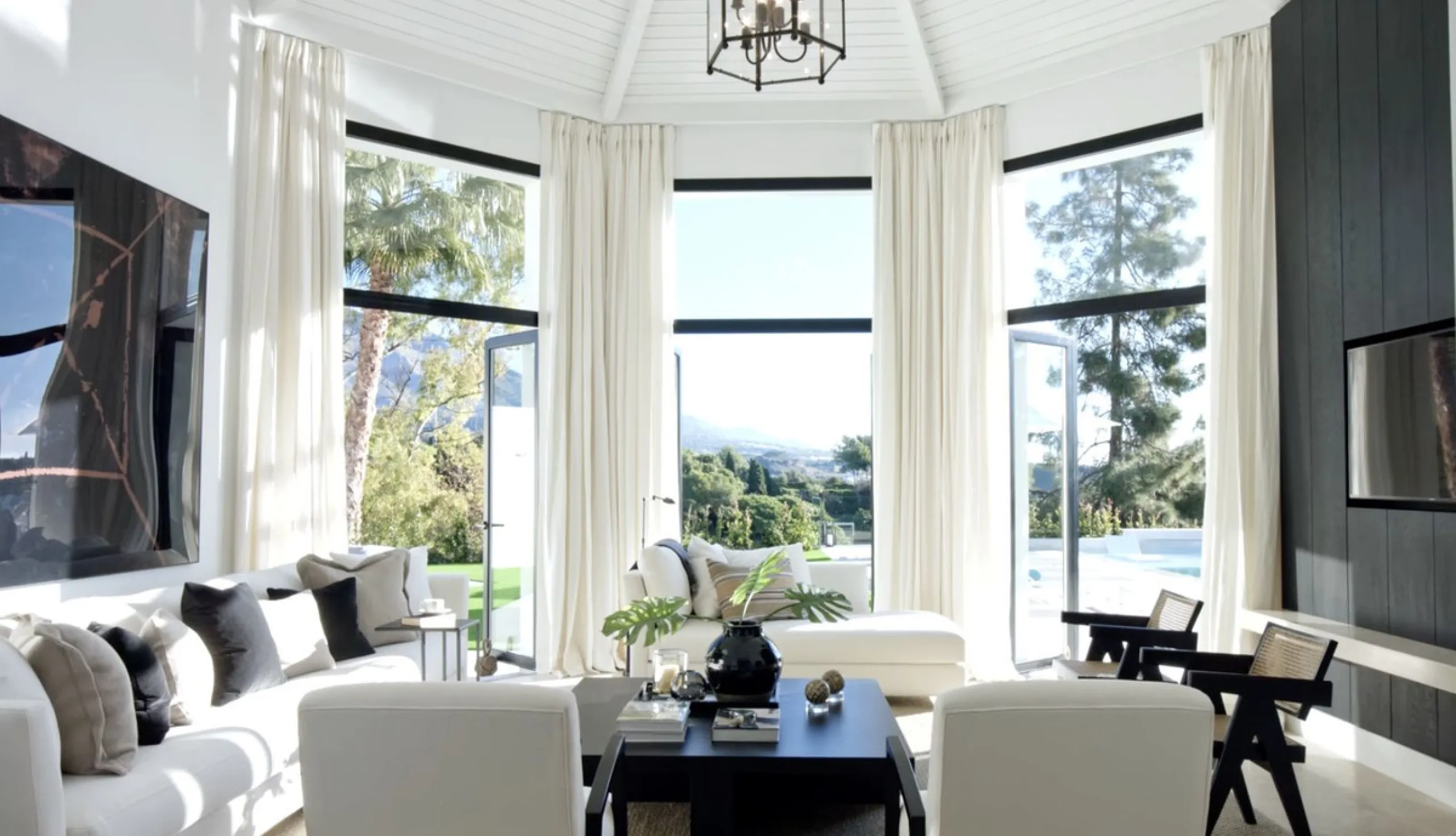 Welcome to Villa Celesta, an architectural masterpiece elevated 5 meters above the prestigious Aloha golf course, offering breathtaking, uninterrupted views of the iconic La Concha mountain.