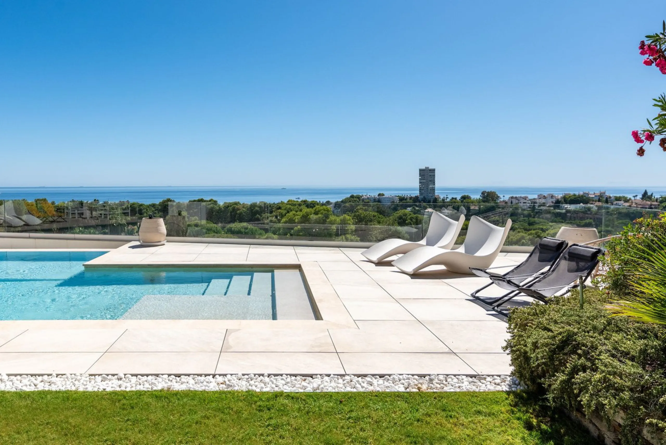 Marbella – Exceptional Contemporary Villa, Sold Furnished, in the Exclusive Rio Real Area, Next to the Golf